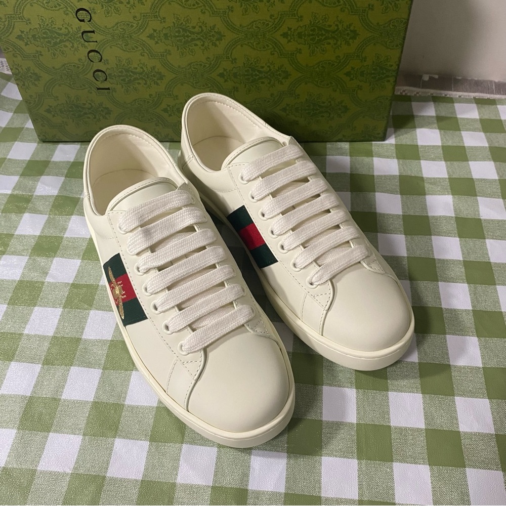 Gucci Cream Sneakers with Red and Green Accents - Picture 7 of 8